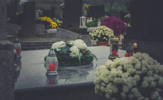 Jak wybrać odpowiednią fotografię do upamiętnienia osoby zmarłej