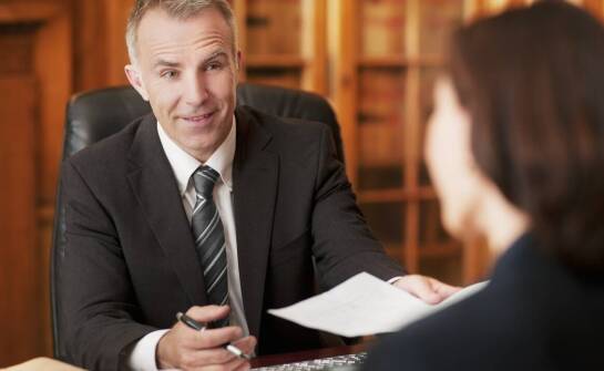 Kiedy warto skorzystać z pomocy prawnika i jakie są dostępne możliwości