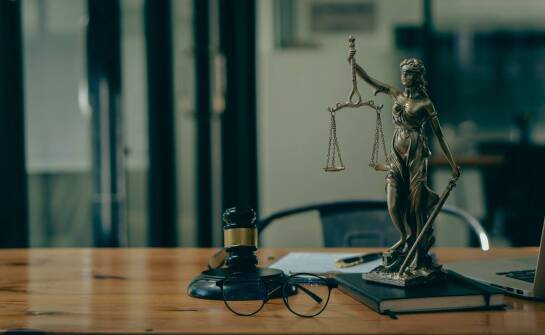 Najczęstsze mity dotyczące pracy prawnika – fakty i obalenie stereotypów