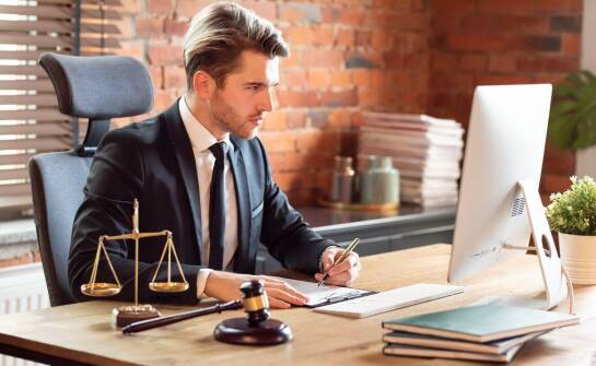 Jak radca prawny pomaga w rozwiązywaniu złożonych problemów prawnych