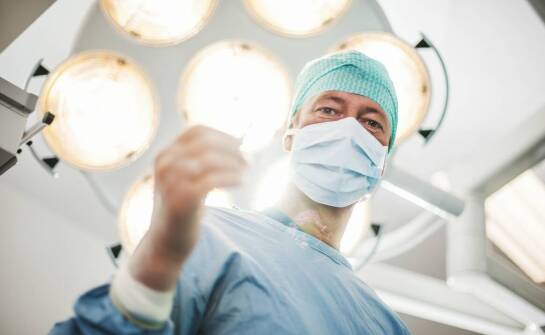 Czym zajmuje się chirurg oraz jakie zabiegi wykonuje w ramach specjalizacji?