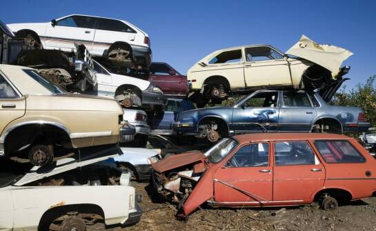 Auto złomowanie – jak przebiega proces oddania pojazdu na złom?