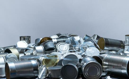 Kontenery na złom – jak wygląda wynajem i odbiór odpadów metalowych?