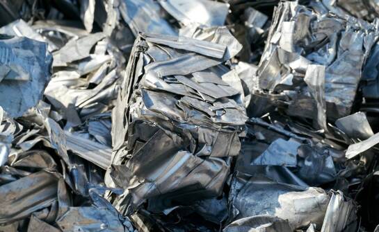 Jakie przedmioty zawierają aluminium i gdzie szukać surowca do sprzedaży?