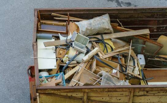 Złom – jak przygotować odpady metalowe do sprzedaży i recyklingu