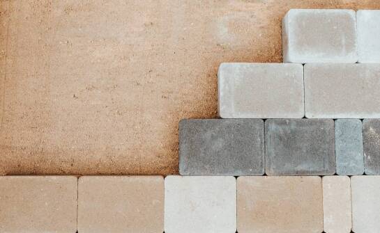Bloczki ścienne – najważniejsze informacje, rodzaje oraz praktyczne zastosowania
