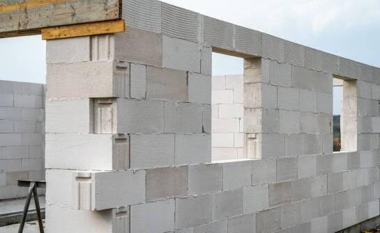 Najlepsze materiały ścienne – czym kierować się przy wyborze bloczków?