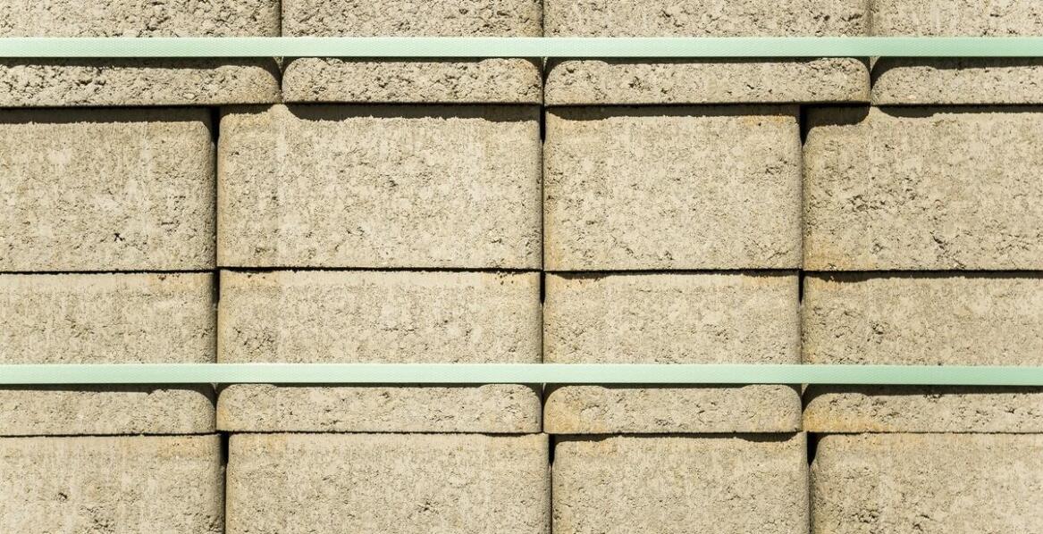 Pustaki ścienne – rodzaje, właściwości i zastosowanie w budownictwie