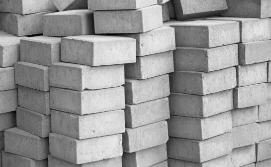 Pustaki ścienne – jakie materiały wybrać do budowy domu?