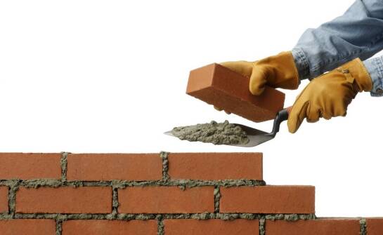 Pustaki ścienne – jak wybrać odpowiedni materiał do solidnej konstrukcji