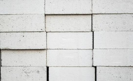 Z czego powstają ściany? Kluczowe cechy i zastosowania pustaków ściennych