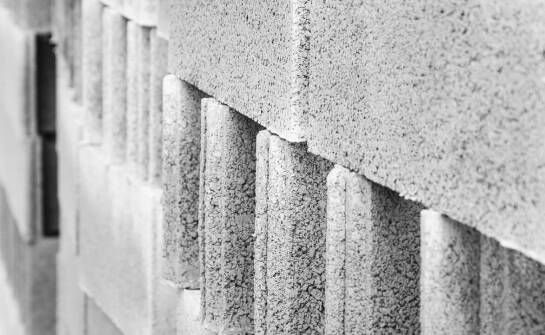 Jakie cechy wyróżniają pustaki ścienne w nowoczesnym budownictwie?