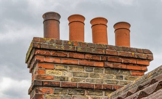 Kominy – rodzaje, budowa i kluczowe zasady prawidłowego montażu