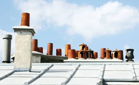 Kominy w budownictwie – zastosowanie, rodzaje i istotne informacje