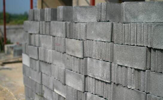 Bloczki ścienne – jakie parametry i właściwości warto wziąć pod uwagę?