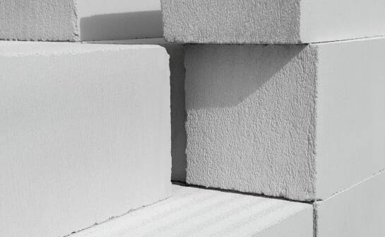 Bloczki ścienne – z czego powstają, jakie są rodzaje i gdzie znajdują zastosowanie