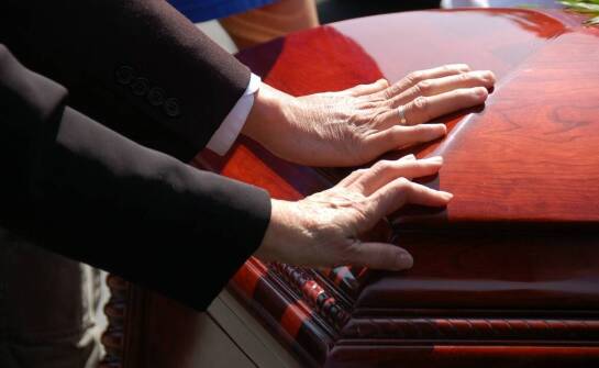 Co obejmuje oferta firm pogrzebowych oraz jak przebiega proces ostatniego pożegnania