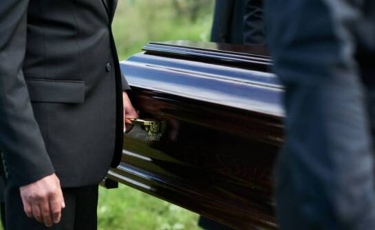 Czym kierować się przy wyborze usług pogrzebowych i jakie są dostępne opcje