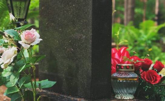 Jak wygląda proces organizacji uroczystości pogrzebowej oraz dostępne usługi