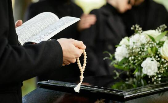 Usługi pogrzebowe – najnowsze rozwiązania i tradycje w organizacji pochówku