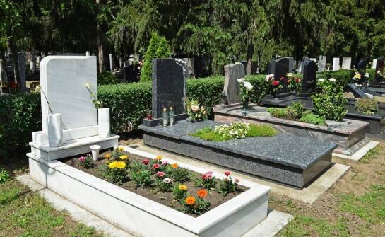 Jak przebiega organizacja uroczystości pożegnalnej i jakie są jej etapy