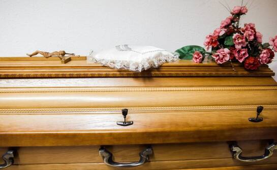 Jakie opcje oferuje branża pogrzebowa i jak wygląda proces pożegnania