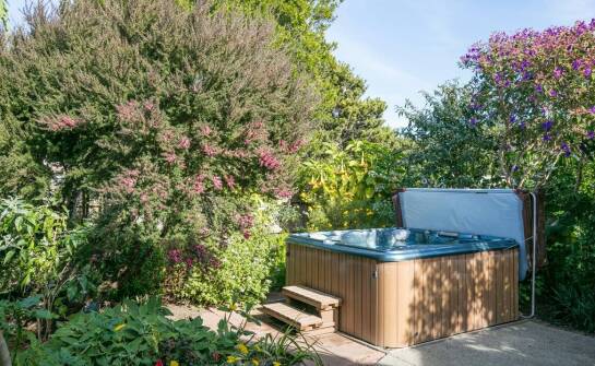 Basen z jacuzzi w ogrodzie – jak wybrać idealne rozwiązanie do relaksu