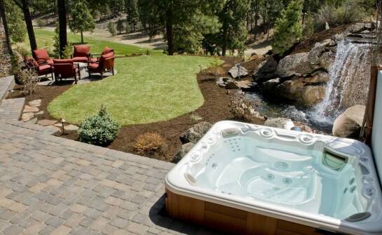 Duże jacuzzi ogrodowe – najważniejsze cechy i zalety wyboru do ogrodu