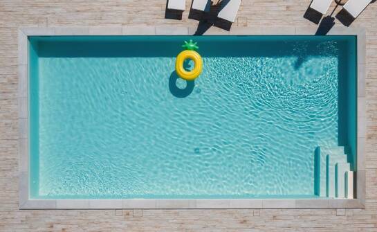 Basen zewnętrzny z przeciwprądem – jak działa i jakie daje możliwości?