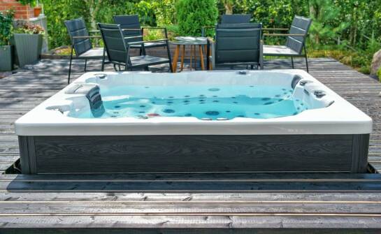 Hydromasaż w basenie ogrodowym – komfortowa strefa wypoczynku przez cały rok