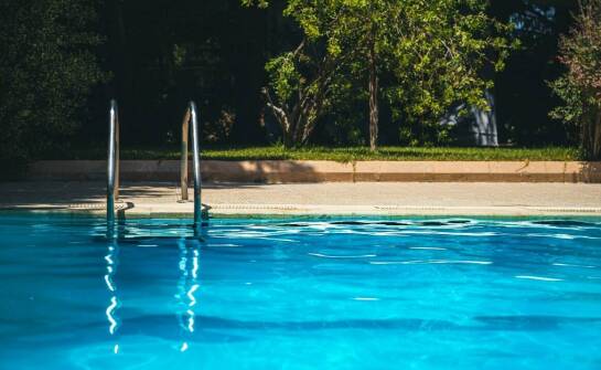 Możliwości basenów z przeciwprądem – pływanie i relaks w jednym