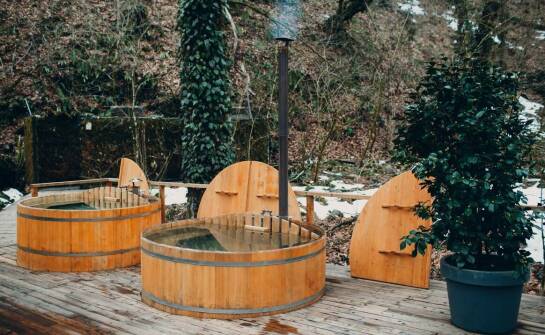 Jacuzzi całoroczne – najważniejsze informacje, zalety i codzienne zastosowania