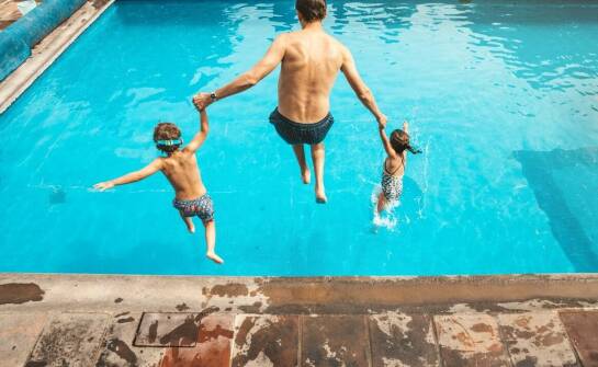 Całoroczny basen w ogrodzie – rozwiązania, możliwości i najważniejsze zalety