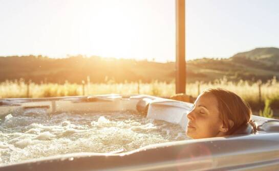 Wanna z hydromasażem jacuzzi – relaksacyjne rozwiązanie do domu i ogrodu