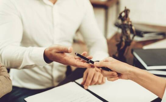 Umowa sprzedaży u notariusza – najważniejsze zasady i etapy zawarcia