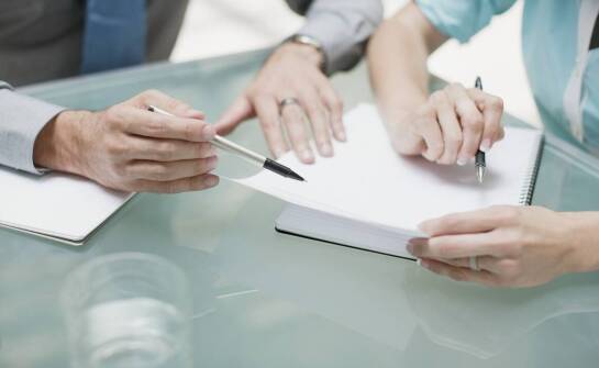 Formy umów spółek – kluczowe zasady i najważniejsze etapy zawierania