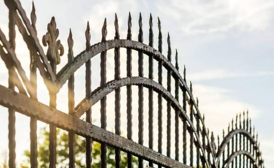 Funkcjonalność i estetyka bram – co warto wiedzieć przed wyborem rozwiązania