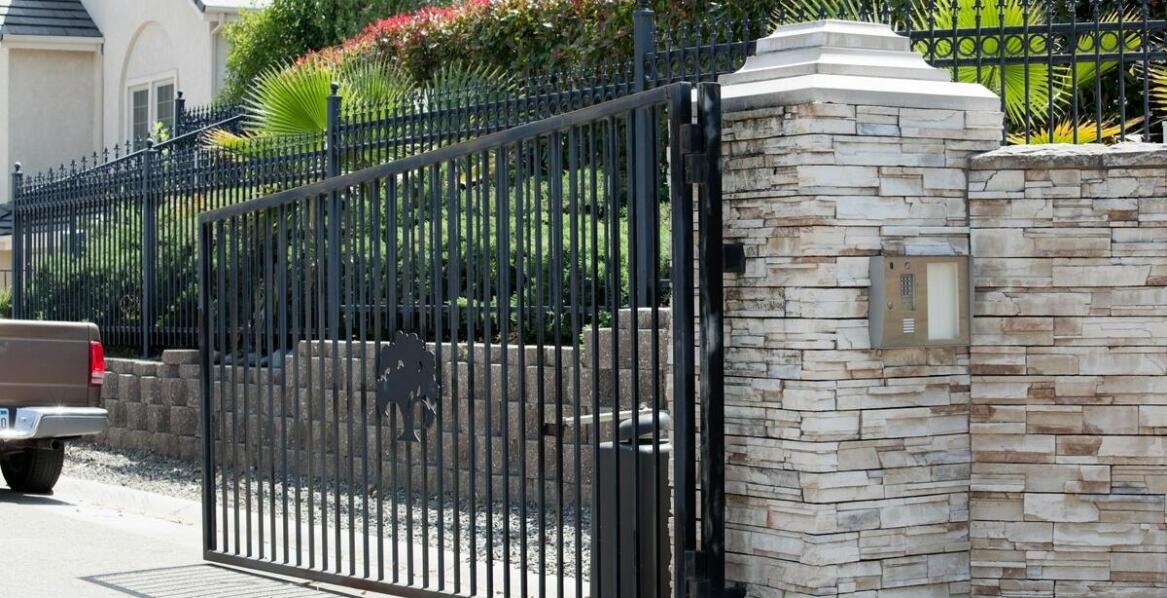 Automatyczne systemy wjazdowe – jak działają i kiedy warto je zastosować