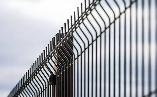Płoty metalowe – czym się wyróżniają i kiedy warto rozważyć ich montaż