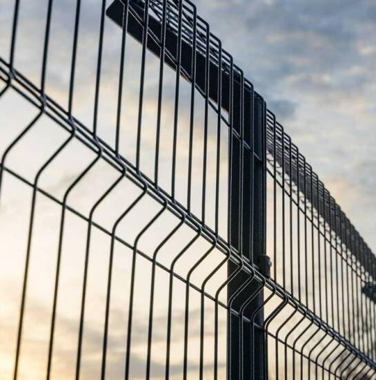 Płoty metalowe – cechy, możliwości zastosowania i inspiracje aranżacyjne