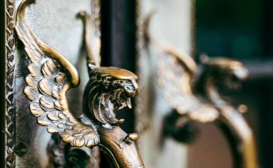 Jakie zalety mają bramy dwuskrzydłowe?