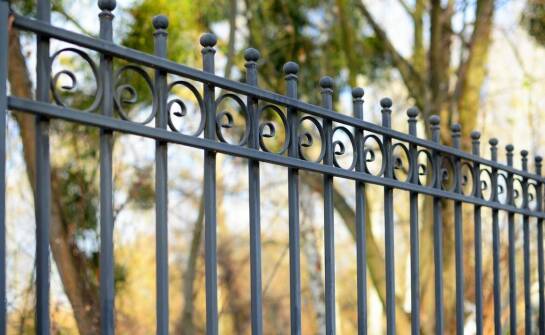 Ogrodzenia posesyjne – materiały, funkcje oraz praktyczne zastosowania