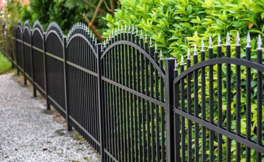 Najczęściej wybierane płoty metalowe – trwałość, funkcjonalność i estetyka