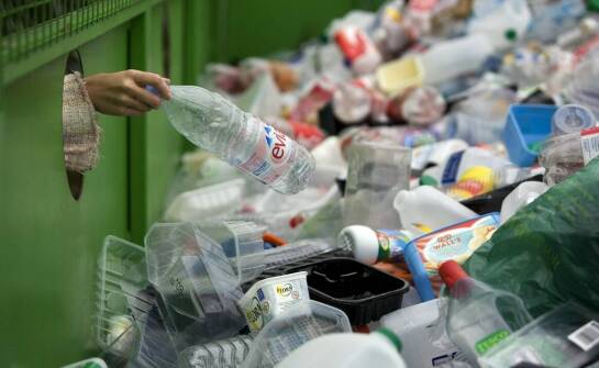 Najczęstsze rodzaje plastików poddawanych recyklingowi i ich dalsze zastosowania