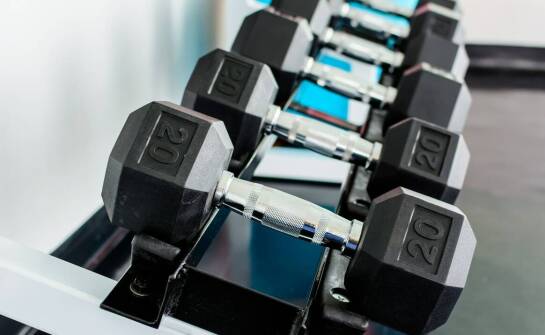 Wagi taśmowe w przemyśle – jak działają i jakie przynoszą korzyści