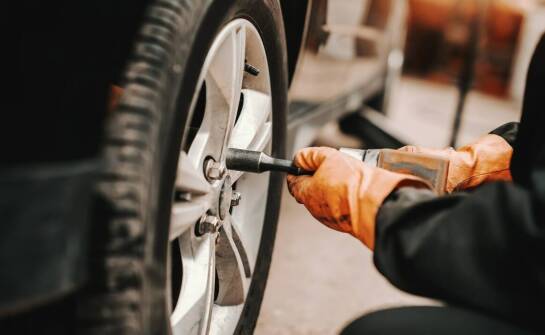 Kiedy i dlaczego warto zmienić opony – najważniejsze fakty i wskazówki