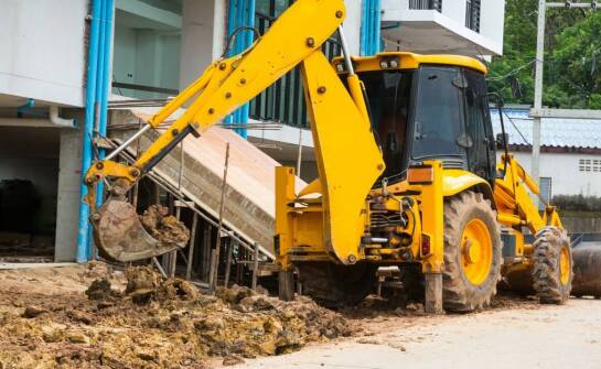 Jakie prace ziemne można wykonać koparko-ładowarką i na co zwrócić uwagę