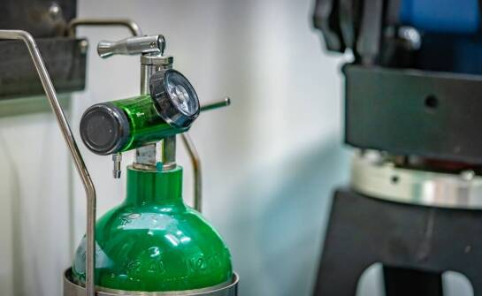 Jak działają instalacje gazów medycznych i jakie mają znaczenie w służbie zdrowia