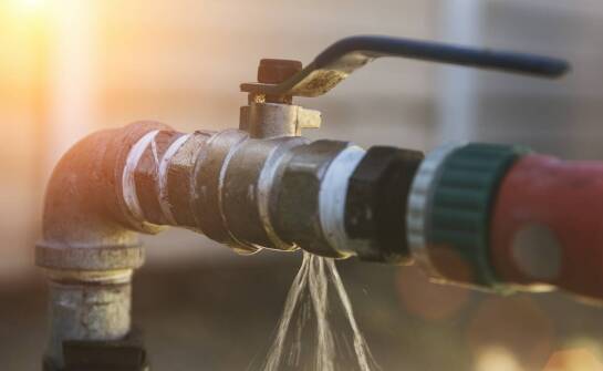 Przemysłowe instalacje tryskaczowe – budowa, działanie i znaczenie systemów