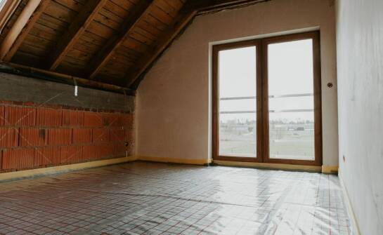 Jak wybrać odpowiedni moment na docieplenie starego domu?